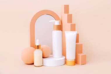Geometrik podyumlarda kozmetik şişeler. Bej arka planda doğal güzellik ürünleri için sunum şablonu