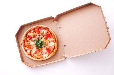 Pizza kutusunda beyaz arka planda.