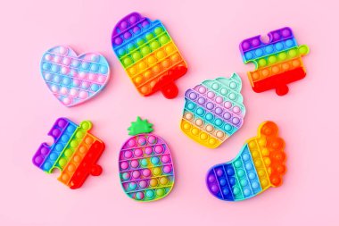 Renkli İtiş Patlat Köpük Duyusal Fidget Oyuncakları Pembe arka planda, üst görünümde