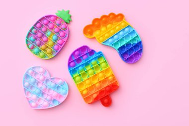 Renkli İtiş Patlat Köpük Duyusal Fidget Oyuncakları Pembe arka planda, üst görünümde