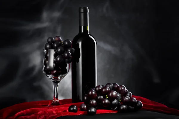 葡萄酒和葡萄在黑 — 图库照片