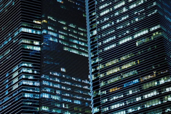 Ofis binaları geceleri — Stok fotoğraf