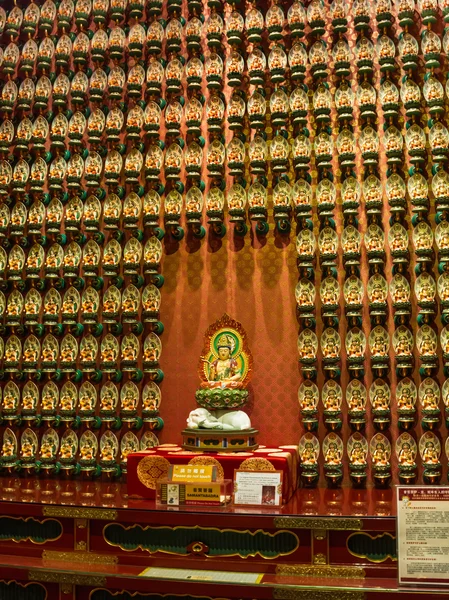 Statuetta di Buddha nel tempio dei denti di Buddha a Singapore — Foto Stock