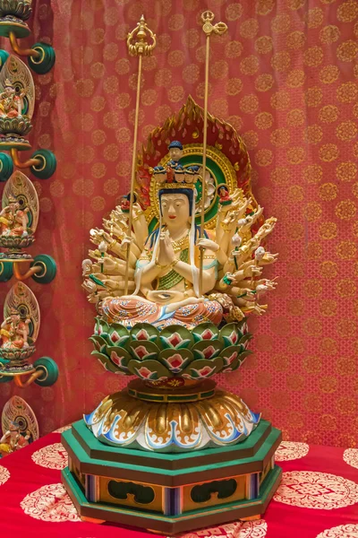 Soška Buddhy s množství zbraní a hlavy — Stock fotografie