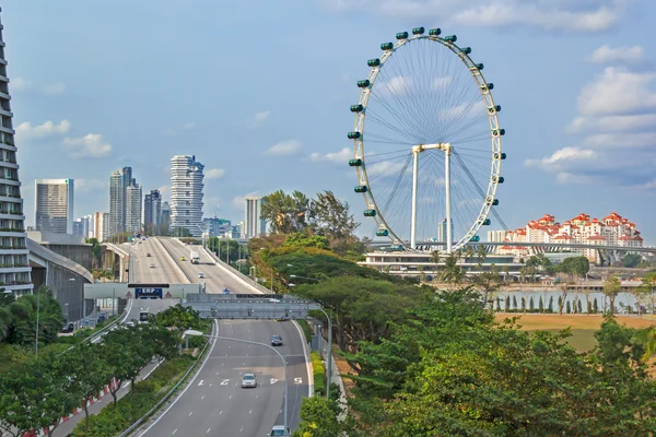 Ferris weel y carretera en paisaje urbano moderado, Singapur — Foto de Stock
