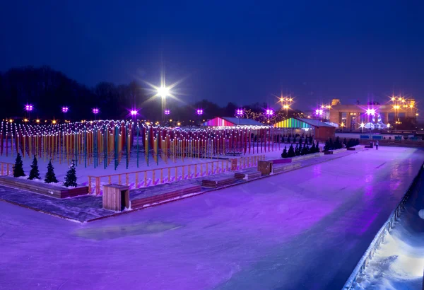 Rink de patinação fantástica em Moscou com belas luzes — Fotografia de Stock