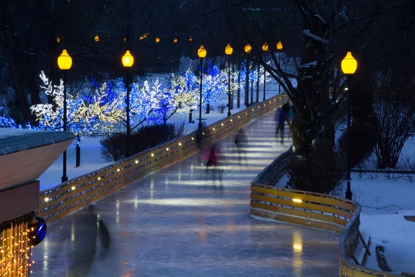 Bela avenida de patinação no parque moscow central no inverno — Fotografia de Stock