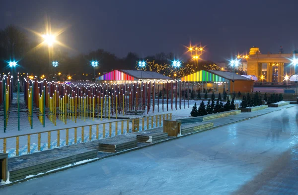 Akşam Moskova Park'ta güzel bir şekilde dekore edilmiş buz pateni pisti — Stok fotoğraf