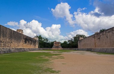 Meksika top ile oynamak için Maya zemin