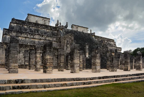 Tapınağı arkeolojik Meksika görünürde Chichen savaşçıların ben - Stok İmaj
