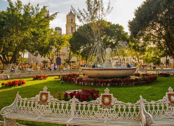 Центральная площадь с фонтаном и собором в провинциальном городе — стоковое фото