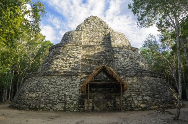 Ormanda, Meksika kayıp Antik Maya Gözlemevi