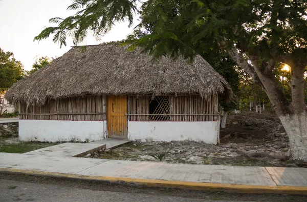 Zavallı Meksika kulübe hasır çatılı