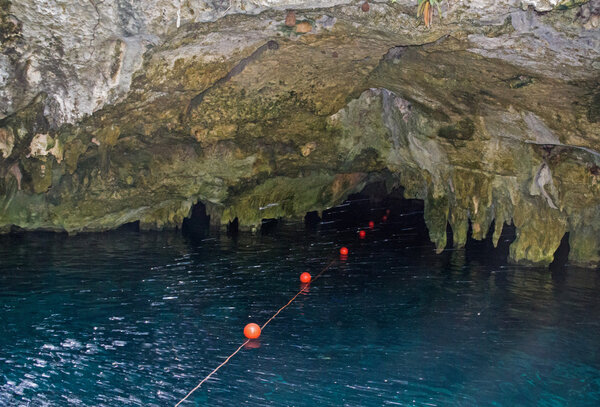 Живописное природное подземное озеро с пещерой в Мексике
