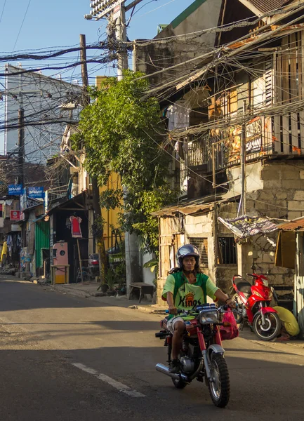 Asya sokakta motosikletçi