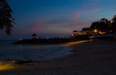 Deniz ve sandy Beach güzel gece görünümü