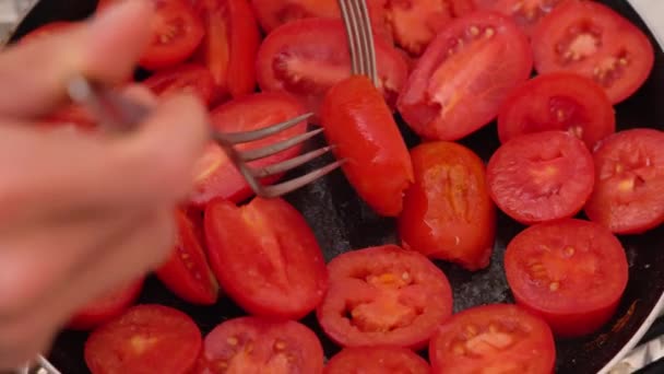 トマトソース トマトを回しなさい 刻んだ新鮮なトマトから作られたトマトソースを沸騰 イタリア料理 — ストック動画