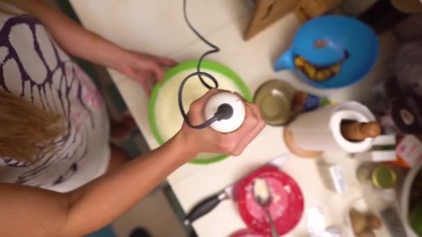 生地を混練 おいしいお菓子やデザートを作るプロセス テーブルの上で焼くための材料 トップビュー ズームイン — ストック動画