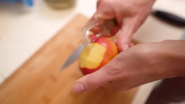 Mulher descascando maçã rosa fresca sobre placa de madeira, Fuji fresco Fruta de maçã Comida vegetariana e conceito de dieta — Vídeo de Stock