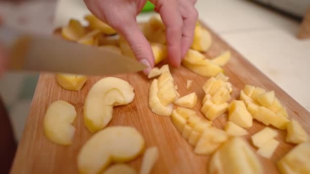 女性手在木板上切苹果片，从顶部看苹果片切碎板，女性手从刀片上切新鲜苹果片 — 图库视频影像