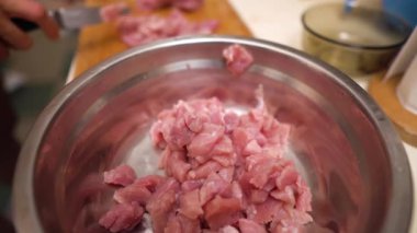 Bir el, demir bir kaseye çiğ et koyar..