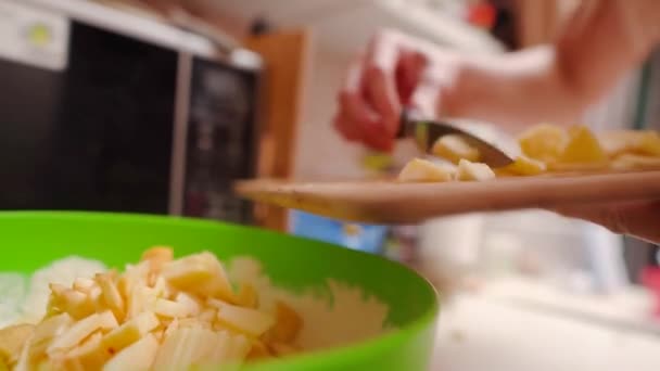 Coloque as fatias de maçã na massa para a charlotte bolo — Vídeo de Stock