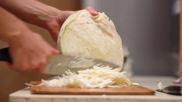 Vrouwelijke Handen Gesneden Met Mes Witte Kool Houten Snijplank Keuken — Stockvideo