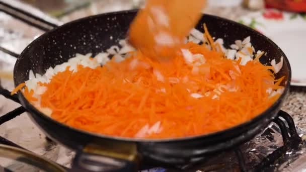 Sartén Con Aceite Vegetal Freír Cebollas Zanahorias Salsa Boloñesa Verduras — Vídeo de stock