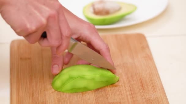 Kadın Soyulmuş Avokadoyu Dilimlere Ayırıyor Avokadoyu Parçalara Ayırmak Sağlıklı Yemek — Stok video