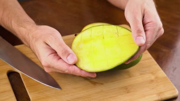 Человек резки фруктов манго, избирательный фокус без шума, Вкусный сочный спелый манго, разрезанный кубиками с ножом. Как сократить манго видео учебник — стоковое видео