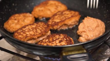 Kızartma tavasında kızartılmış pirzola yakın çekim. El sallamaları