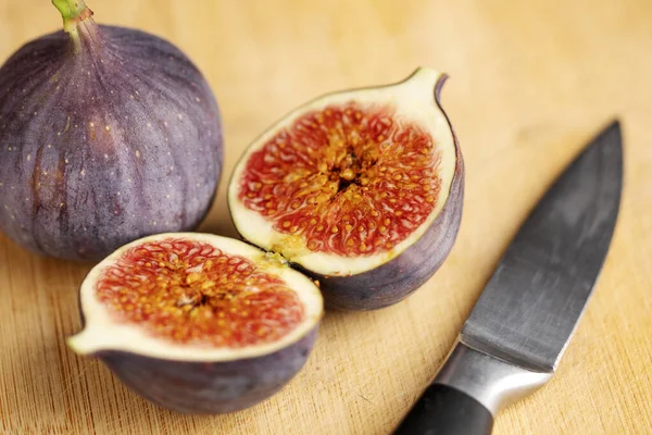 Tahta kesme tahtasındaki olgun incirler, seçici odaklanma