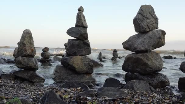 Gebalanceerde Stenen Piramide Het Strand Zonnige Dag Tegen Achtergrond Geen — Stockvideo