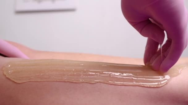 Pierna Mujer Encerada Esteticista Salón Belleza Procedimiento Para Las Piernas — Vídeo de stock