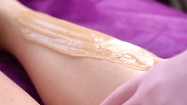Beautician Waxing Woman Leg Beauty Salon Procedure Legs Shugaring — Stock Video