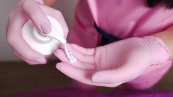 Σούγκαρινγκ Beautician Σφίγγει Μια Ειδική Κρέμα Στα Χέρια Του Μετά — Αρχείο Βίντεο