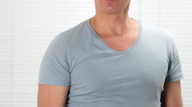 Adam stüdyoda yavaş çekimde kırmızı elmalarla hokkabazlık yapıyor.