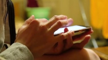 Kadın eli kapalı cep telefonundan mesajlaşma, iletişim ve sosyal paylaşım için mesaj gönderiyor..