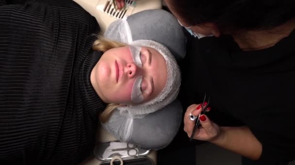 Profesyonel Güzellik Salonunda Modern Kirpik Kaplama Prosedüründen Önce Genç Kızla — Stok video