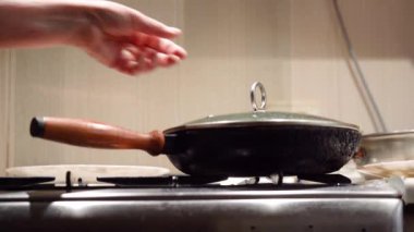 Sazan balığı tavada kızarır. Tatlı su balığı sazan balığı. Yemek tarifi. Yemek pişirmek. Bulaşık menüsü. Kızartma tavasında ayçiçeği yağı. Kızarmış yemek. Ev mutfağı.