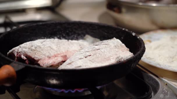 El pescado de carpa se fríe en una sartén. Carpa cruciana de peces de agua dulce. Receta. Cocinar comida. Menú de platos. El aceite de girasol en la sartén. Comida frita. Cocina casera. — Vídeo de stock