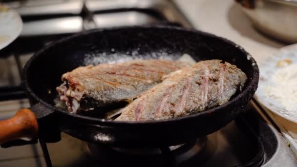 O peixe de carpa frita-se em uma panela. Carpa crucian peixe de água doce. Receita. Cozinhar comida. Menu de pratos. Óleo de girassol em uma panela de ato de fritar. Comida frita. Home cozinha. — Vídeo de Stock