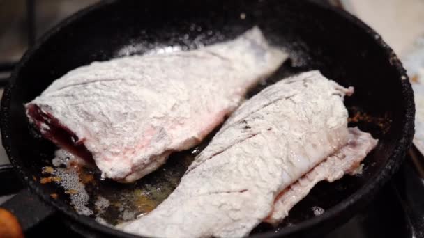 Karpfenfisch Wird Der Pfanne Gebraten Süßwasserfischkarausche Rezept — Stockvideo