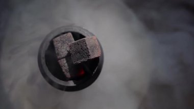 Nargile kömürü kapat, nargile hazırlığını yap. Uçan kıvılcımlarla sıcak nargile kömürü üflüyorlar.