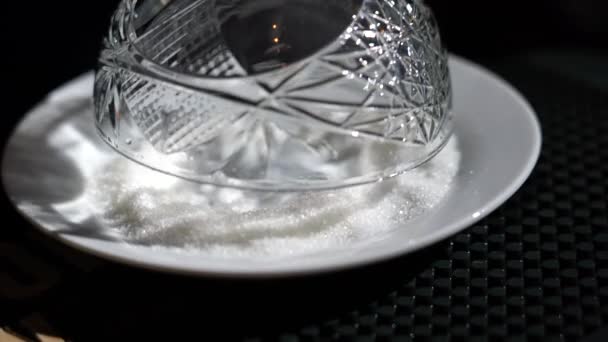 Close-up van drinkglas wordt gegarneerd met zout — Stockvideo