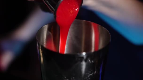 Barmen Teras Restoranında Çilek Kokteyli Hazırlıyor — Stok video