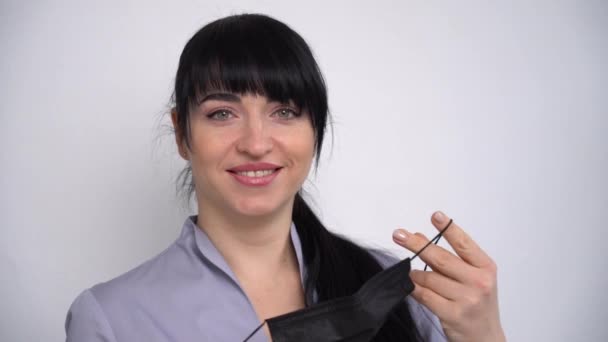 Mooi Meisje Master Schoonheid Zetten Chirurgische Masker Voor Corona Virus — Stockvideo