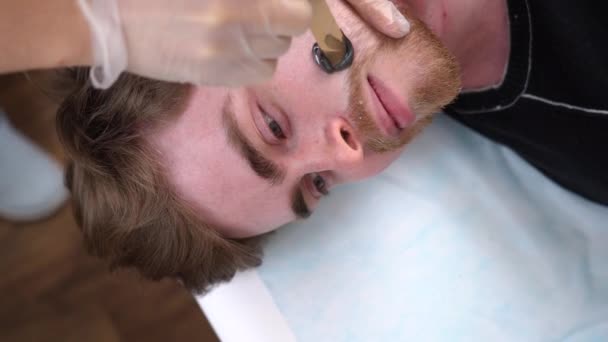 Master Doctor Performs Procedure Removing Unwanted Facial Hair Bearded Man — 图库视频影像