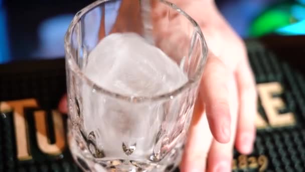 Close Barman Zet Professionele Kristallen Ijsblokjes Glas Tijdens Het Bereiden — Stockvideo