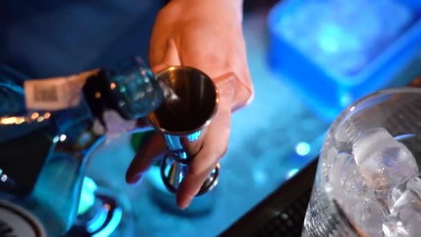 Barkeeper Gießt Cocktail Bartending Wäschetrockner Mit Cocktail Shaker Auf Theke — Stockvideo